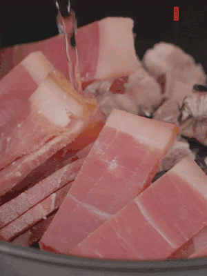 排骨、黃鱔段、金字火腿片放入砂鍋中，加沒(méi)過(guò)食材的水。