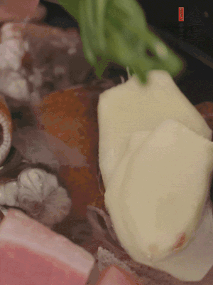 加姜片、蔥結(jié)、料酒。