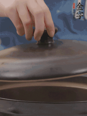 大火煮開(kāi)后轉(zhuǎn)小火，燉煮20分鐘左右。