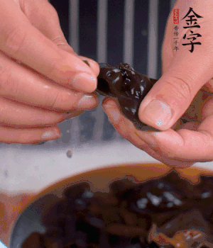 木耳冷水泡發(fā)，處理成小塊。（如果是小木耳就不用切了）