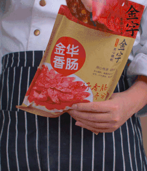 香腸切成斜片，小米辣切成斜片。