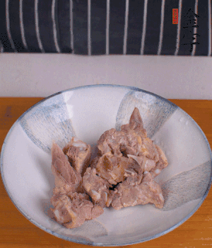 排骨加1勺黃酒、1勺蠔油、1勺玉米淀粉、1/4勺胡椒粉腌制半小時。