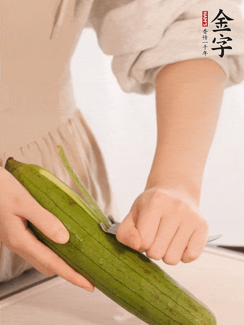 絲瓜去皮切滾刀塊用鹽殺一下水分洗凈。