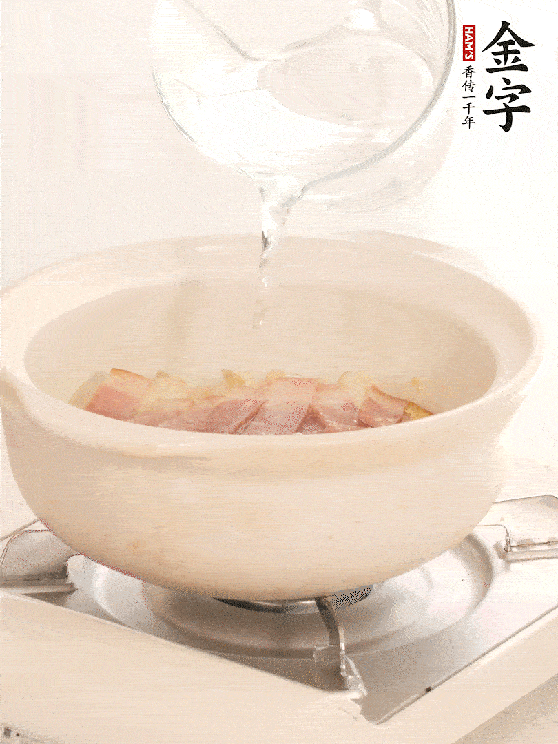 放入火腿片，加開水，再加入豆腐