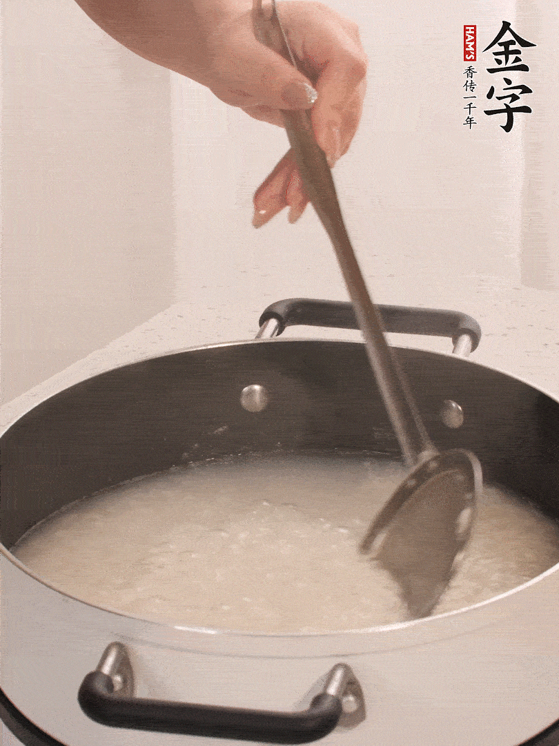 香菇、土豆、胡蘿卜、金字土香腸切小塊。