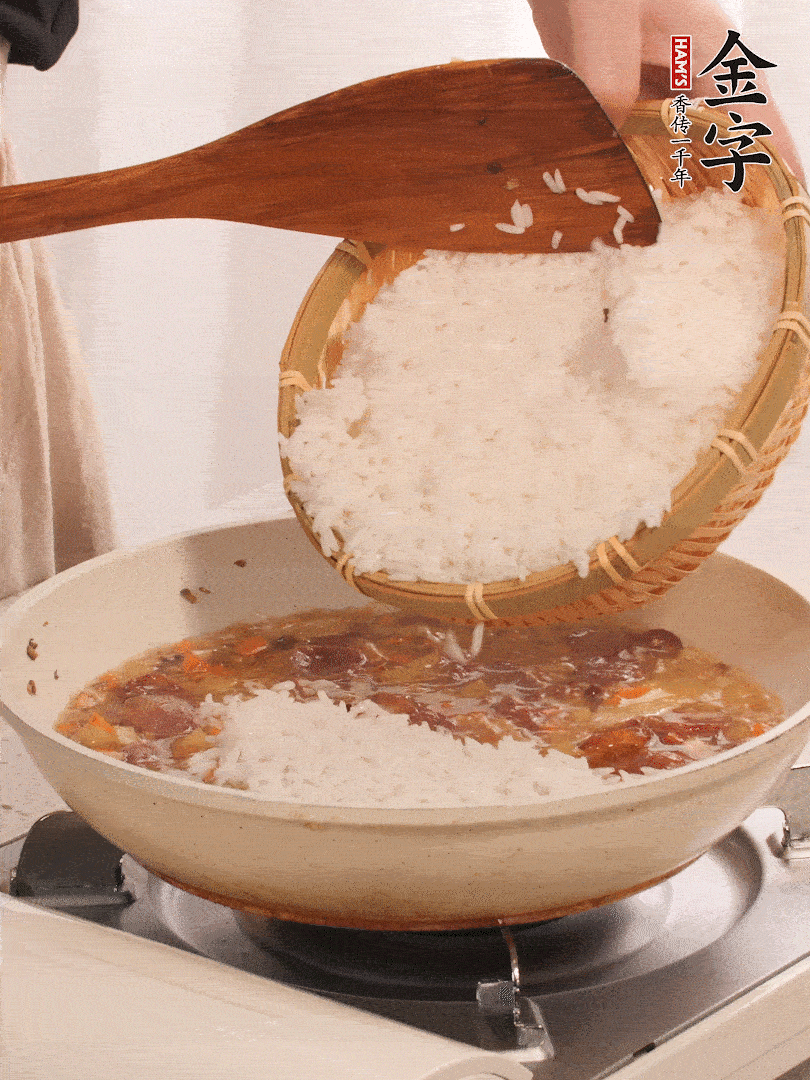 熱鍋燒油，香腸煸出油，加姜片去腥，加土豆、胡蘿卜、香菇翻炒到半熟，隨后加豆角、2小勺鹽、1大勺生抽，煸炒均勻。