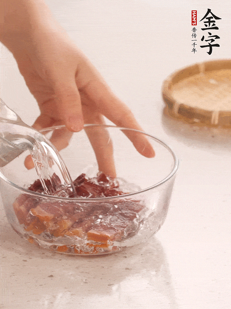 金字火腿切片，溫水泡5分鐘。