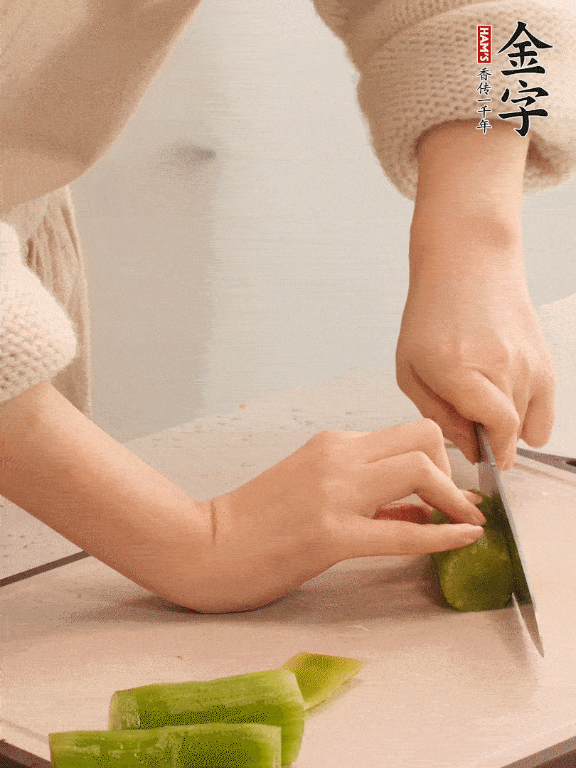 萵筍和白蘿卜用擦絲器擦成細(xì)絲。