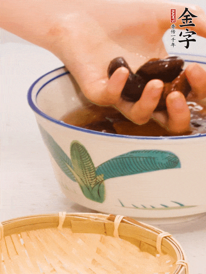 干香菇提前泡發(fā)切片，泡香菇水留著備用。