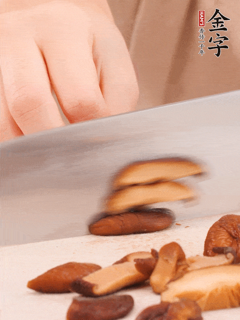 干香菇泡發(fā)，切成小塊。