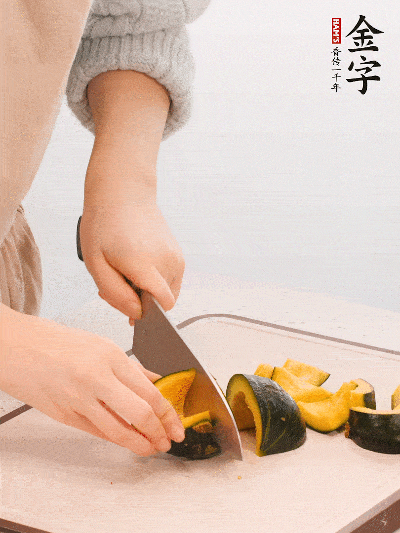 貝貝南瓜切小塊，生姜切成姜絲。