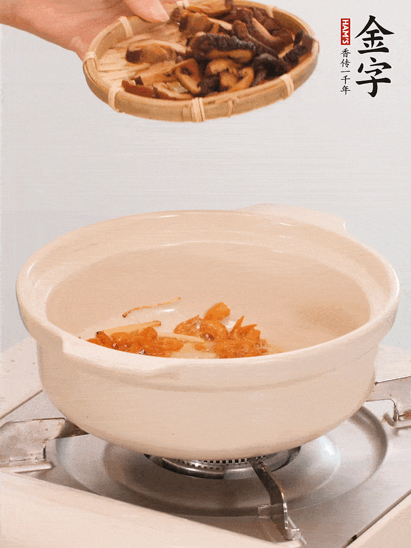 砂鍋倒入少許油，放入姜絲、海米小火煸香；再放入香腸、南瓜、干香菇一起翻炒2分鐘。