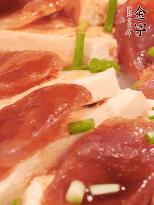 調(diào)一個(gè)醬汁：2勺生抽、1勺蠔油、半勺白糖、1勺淀粉、半碗清水調(diào)成料汁燒開(kāi)