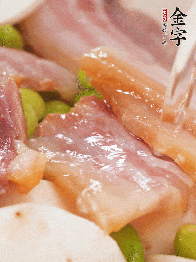 倒入芋艿、熟毛豆，翻炒均勻，加1小碗水煮開