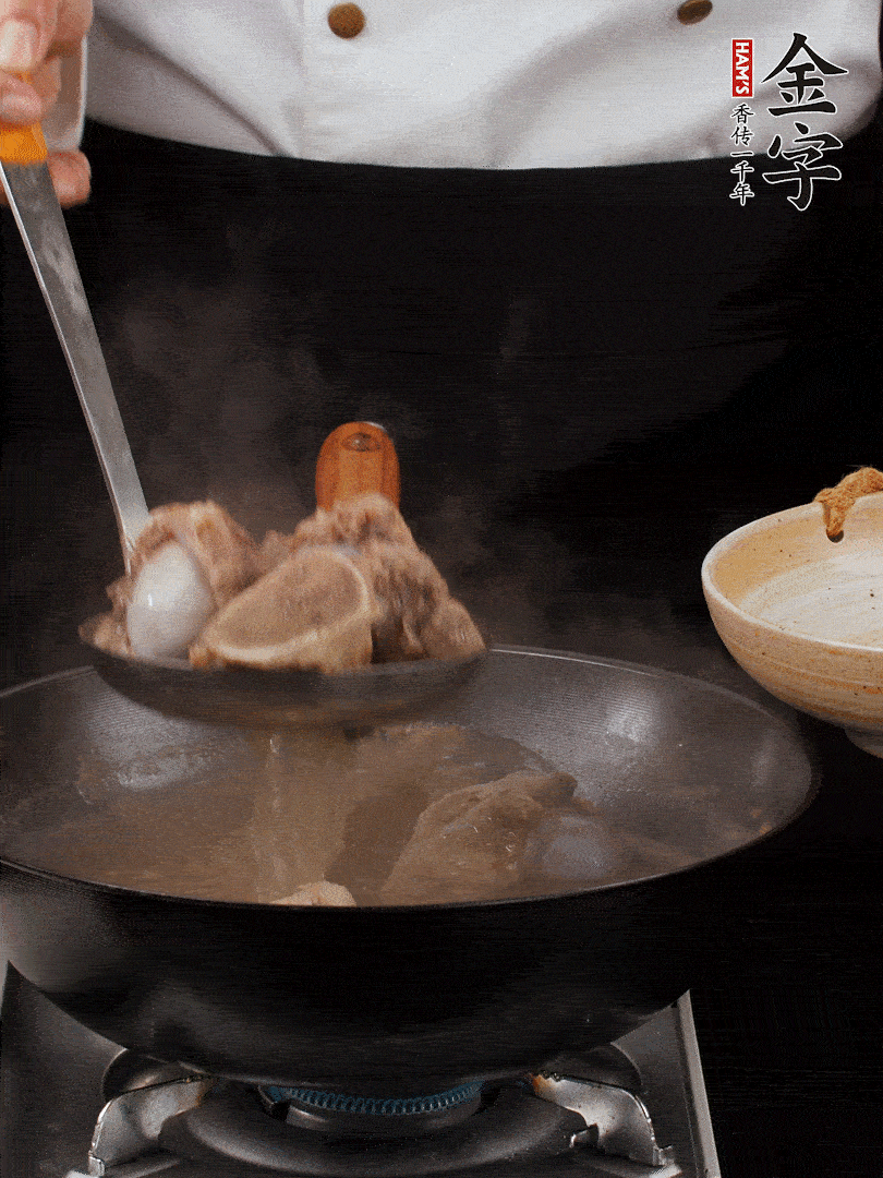 大筒骨清水浸泡30分鐘，中途換水2-3次。冷水下鍋，加姜片、料酒焯水，撇去浮沫。