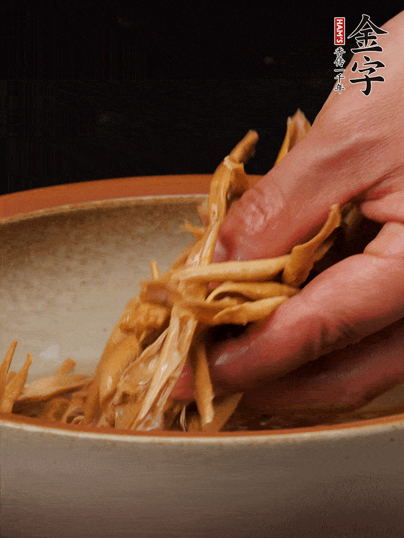 農(nóng)家土筍尖提前泡軟，用刀劃成細(xì)絲，這樣會更加入味。