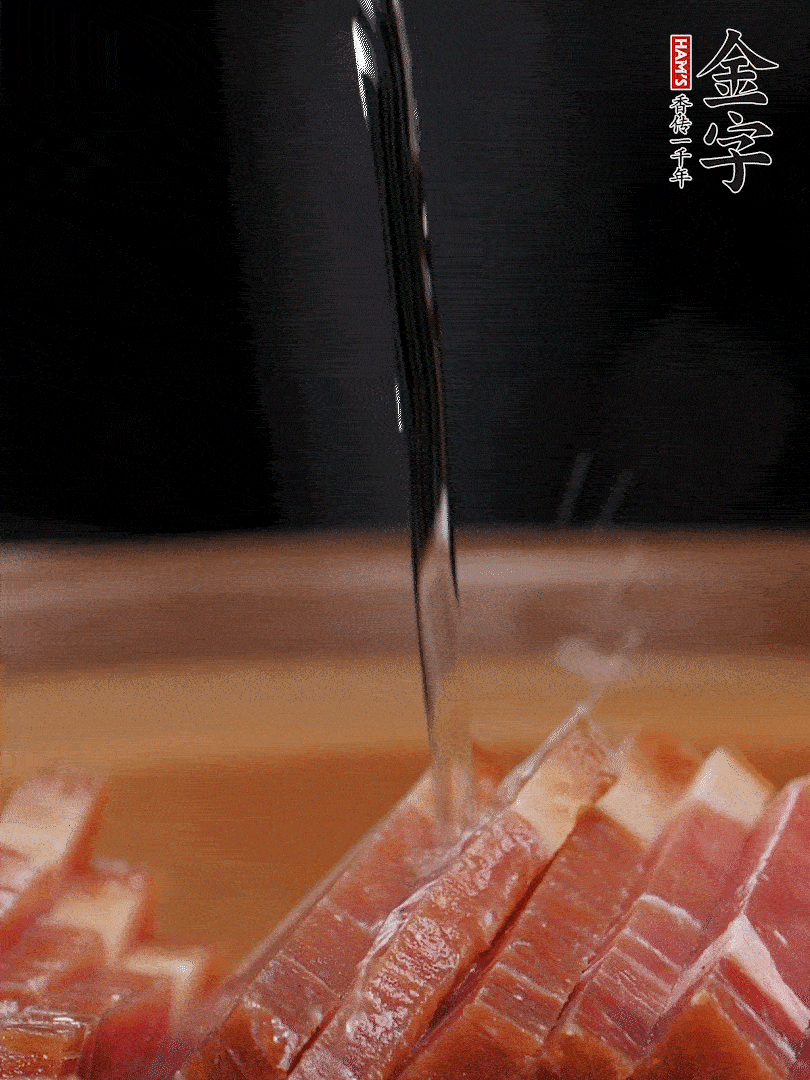 金字火腿切片，放入溫水中泡10分鐘，金字土香腸斜切成片。千張切成細(xì)條。