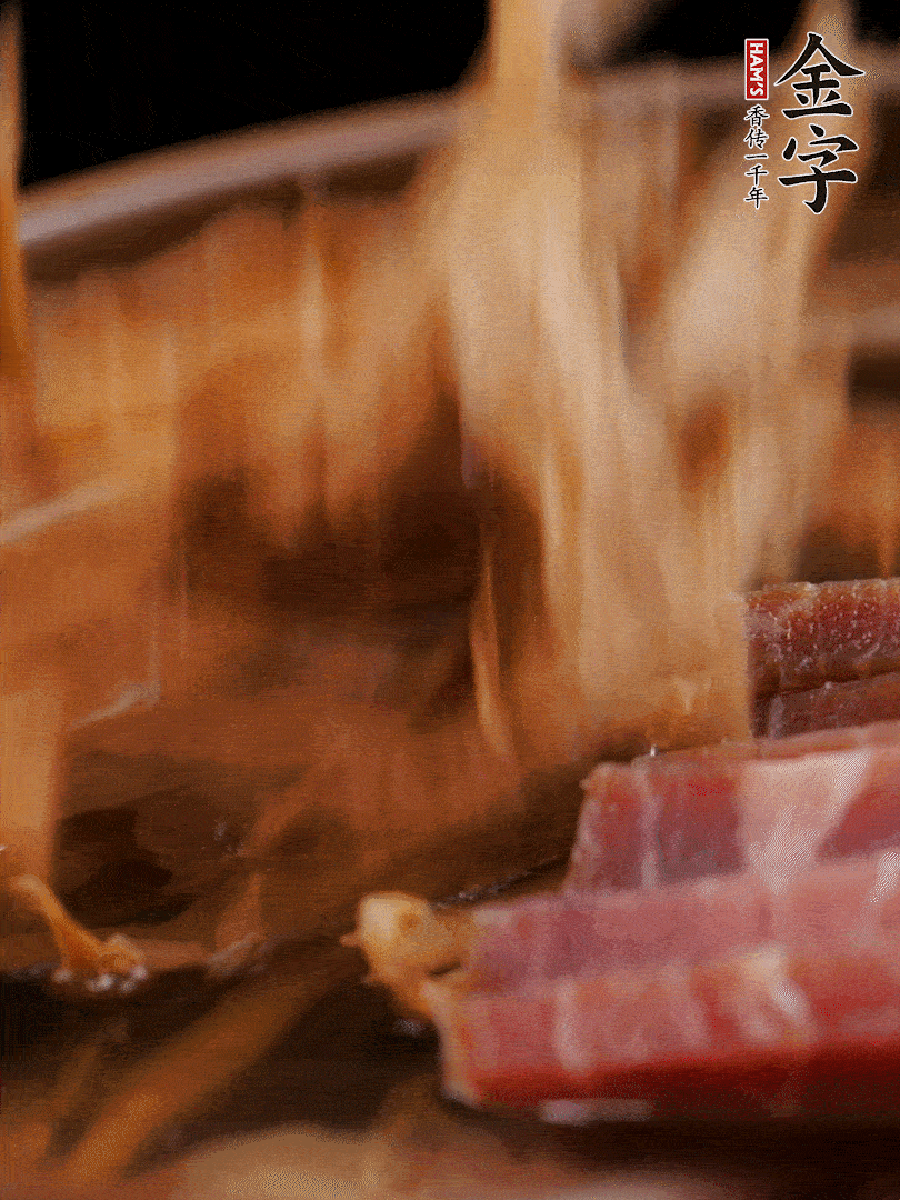 大筒骨、金字火腿、姜片、黃酒一起放入砂鍋，加筍干燉煮40分鐘。（如果家里有高壓鍋，用高壓鍋把高湯壓出來更鮮濃。）