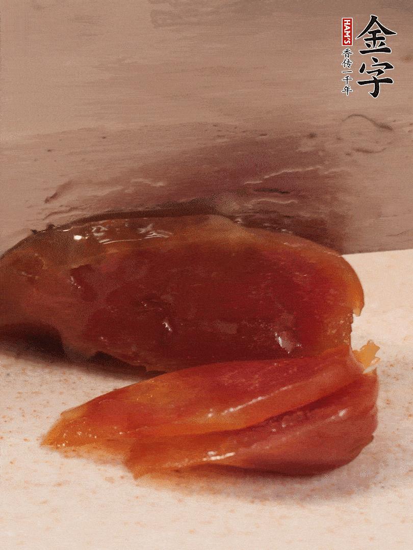 臘腸煮熟后，切薄片