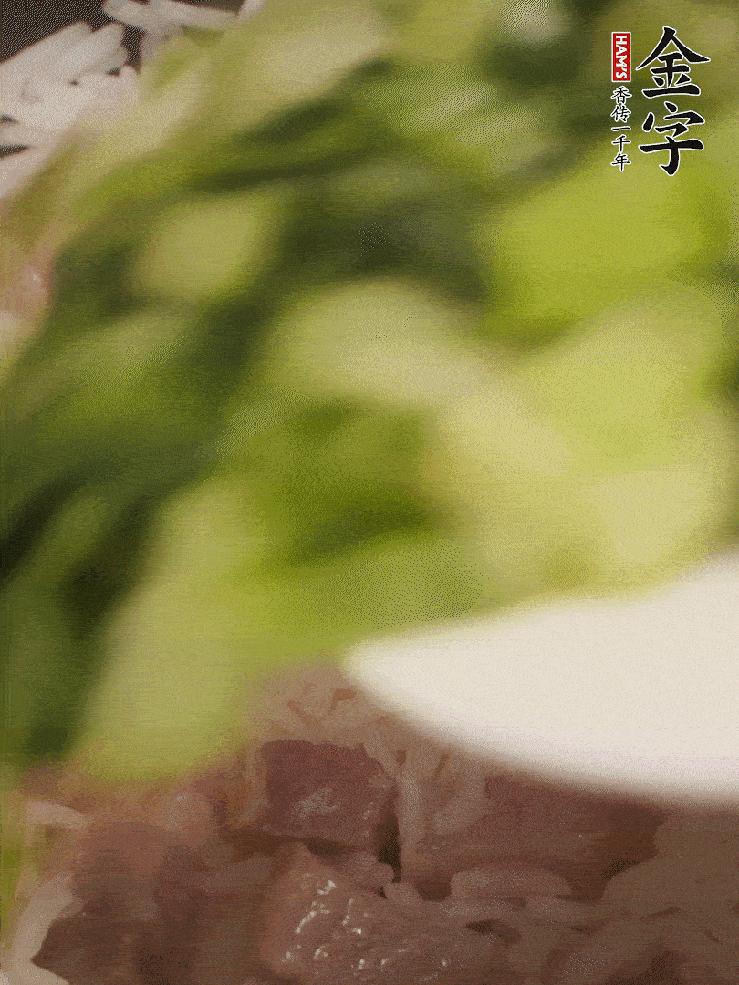 將燜煮好的米飯，倒入炒熟的蔬菜中，翻炒均勻鍆繼續(xù)燜煮5分鐘