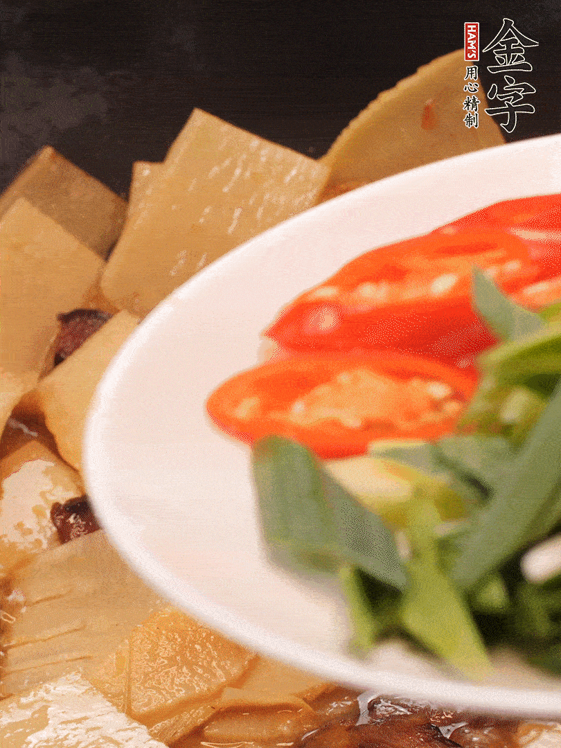 少許料酒增香，下蒜白、青紅辣椒略微翻炒