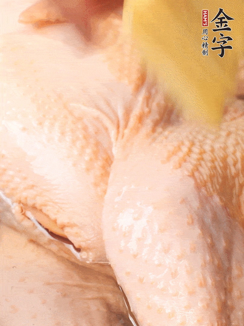 老母雞去頭去尾，斬去雞爪。冷水入鍋，加料酒、蔥姜焯水，煮出浮沫后撈出，用清水洗凈