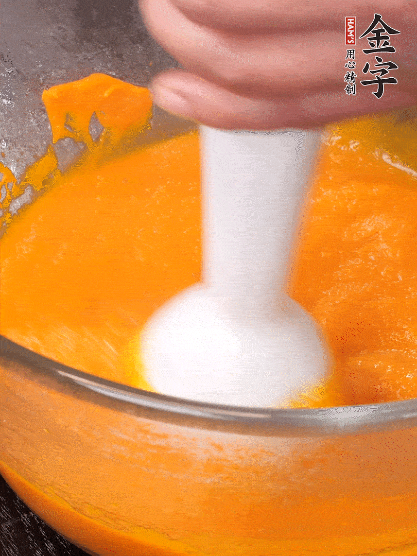 300g南瓜，去皮去瓤切滾刀塊，大火蒸8分鐘，料理機(jī)打成泥，篩網(wǎng)過篩成泥