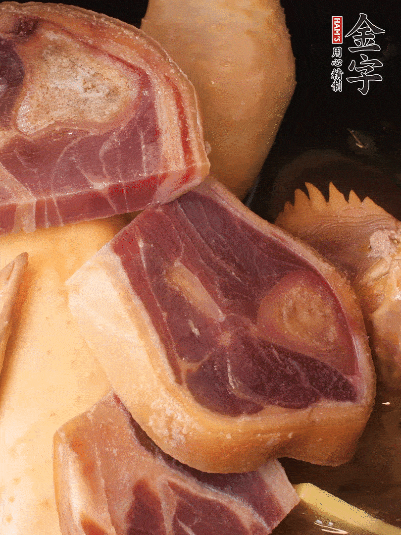 火踵、老母雞加蔥、姜、料酒、清水，大火燒開后轉(zhuǎn)小火，燉1小時(shí)