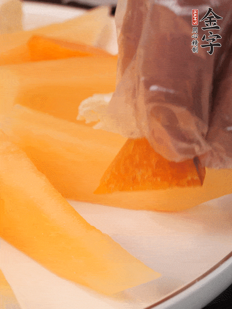 刀用火烤一下，切開奶酪