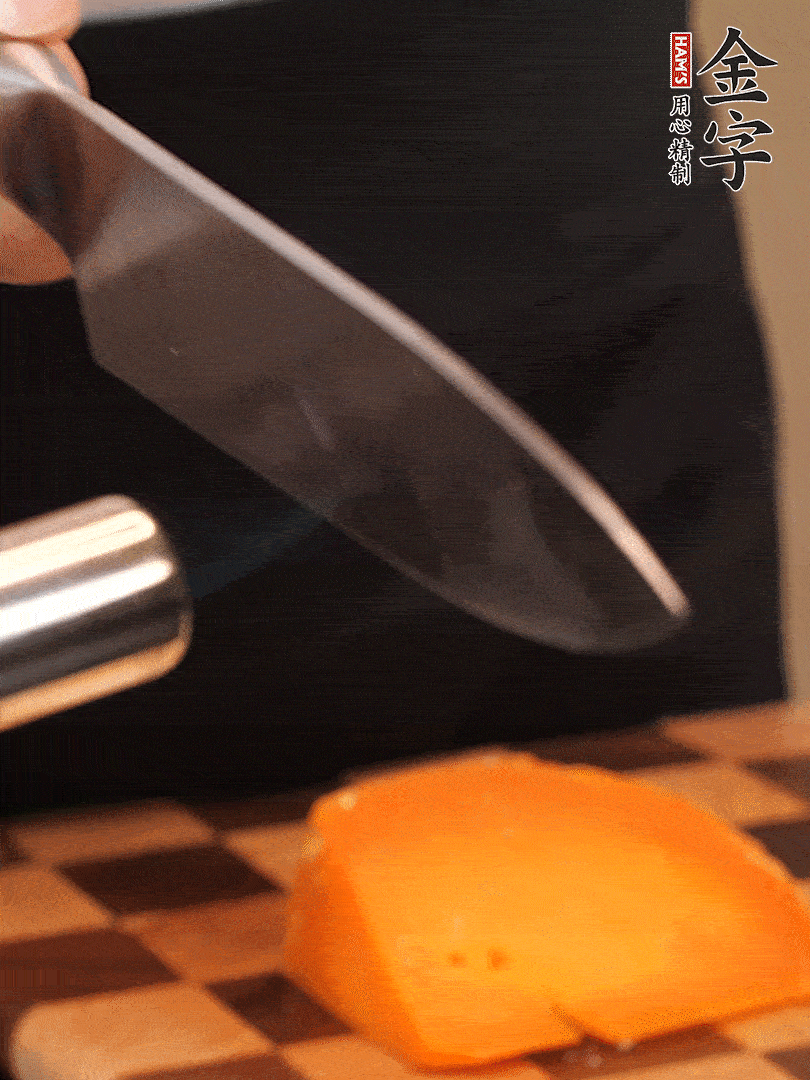 間隔擺上哈密瓜、奶酪、迷迭香、核桃仁