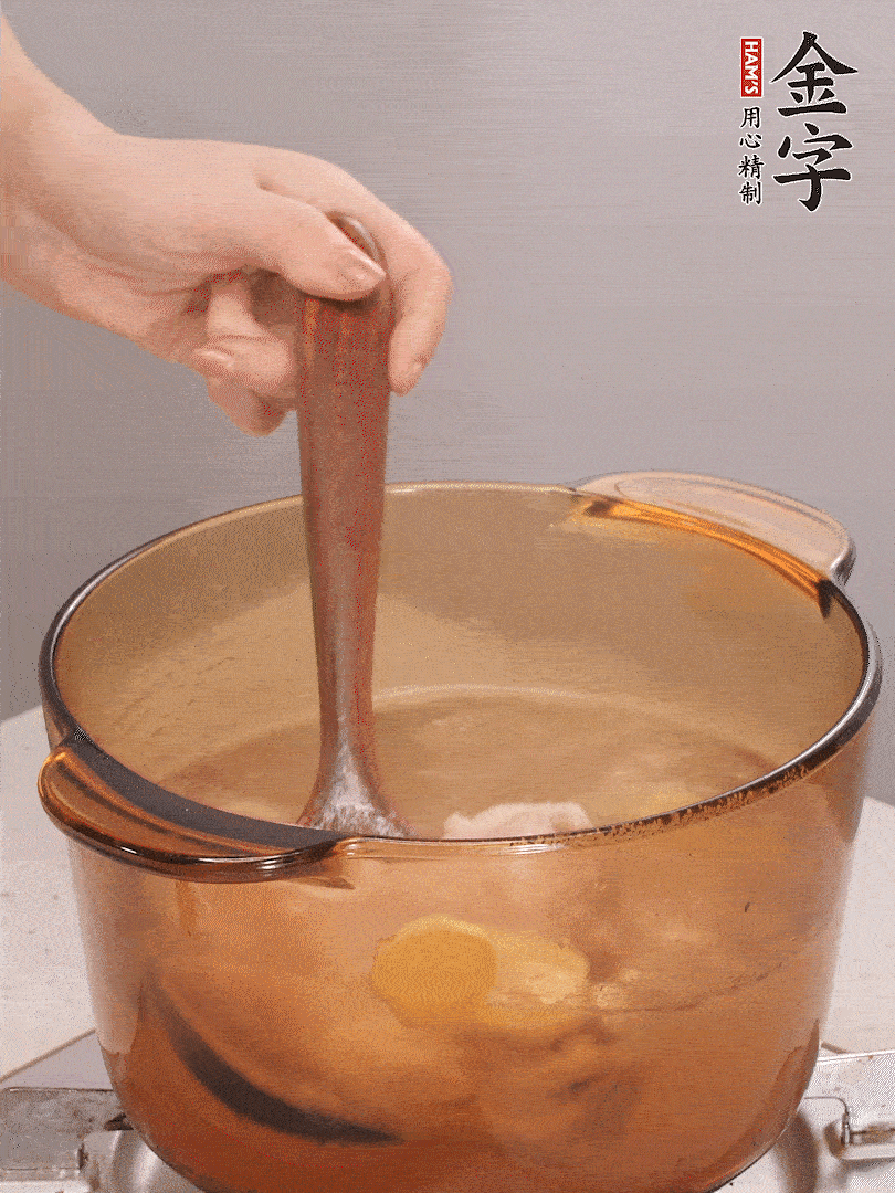 鴨肉、白果、火腿、生姜一起放入砂鍋，清水沒過食材，大火燉煮1小時(shí)