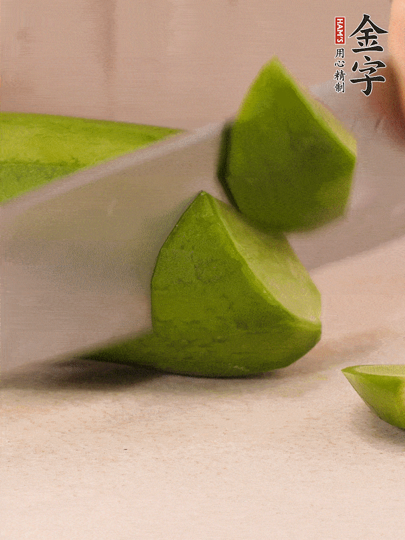 青、紅蘿卜洗凈，去皮切大塊