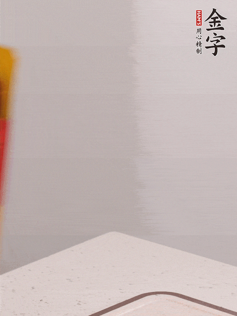 金字火腿切片，溫水浸泡5分鐘，將牛腩放鍋中，倒入比食材多2倍的清水，加姜焯水