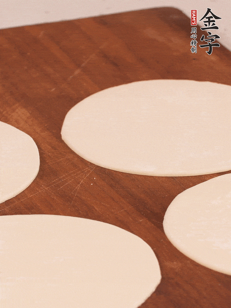 餃子皮均勻抹油，10張疊在一起，搟面杖搟開