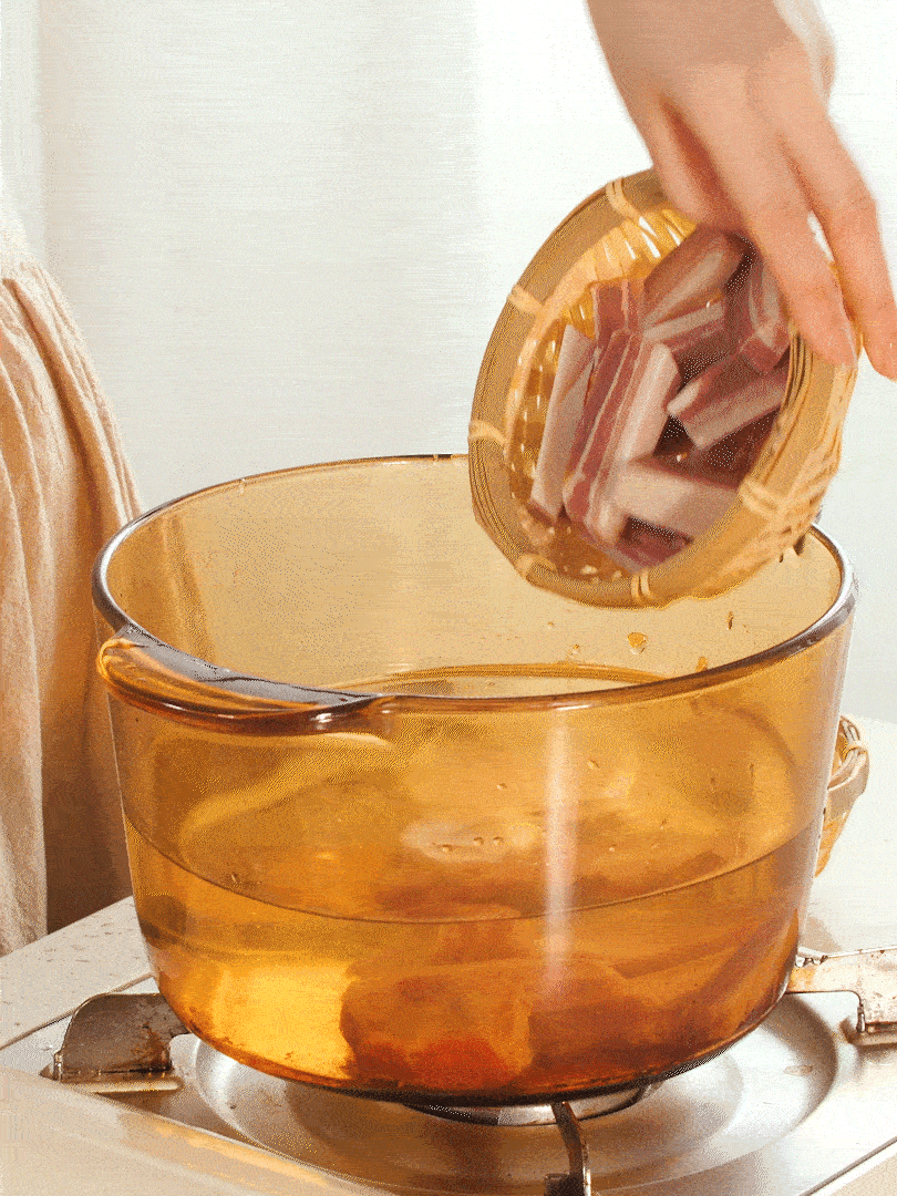 咸肉、排骨加料酒 蔥段 生姜 一起冷水下鍋焯水撈出