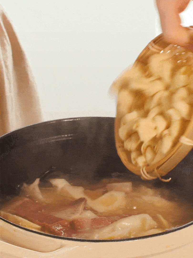 最后放入百葉結(jié)。萵筍小火慢篤10分鐘