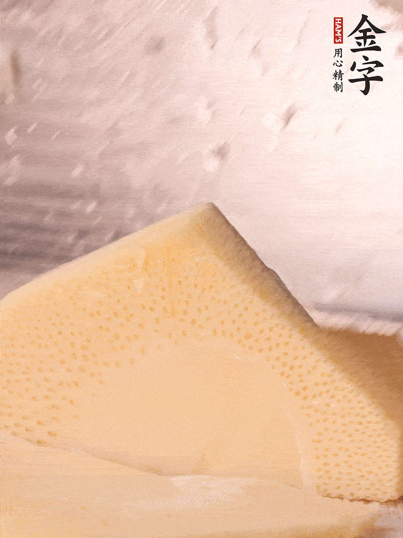 冬筍處理干凈，切滾刀塊，開水焯燙去除澀味