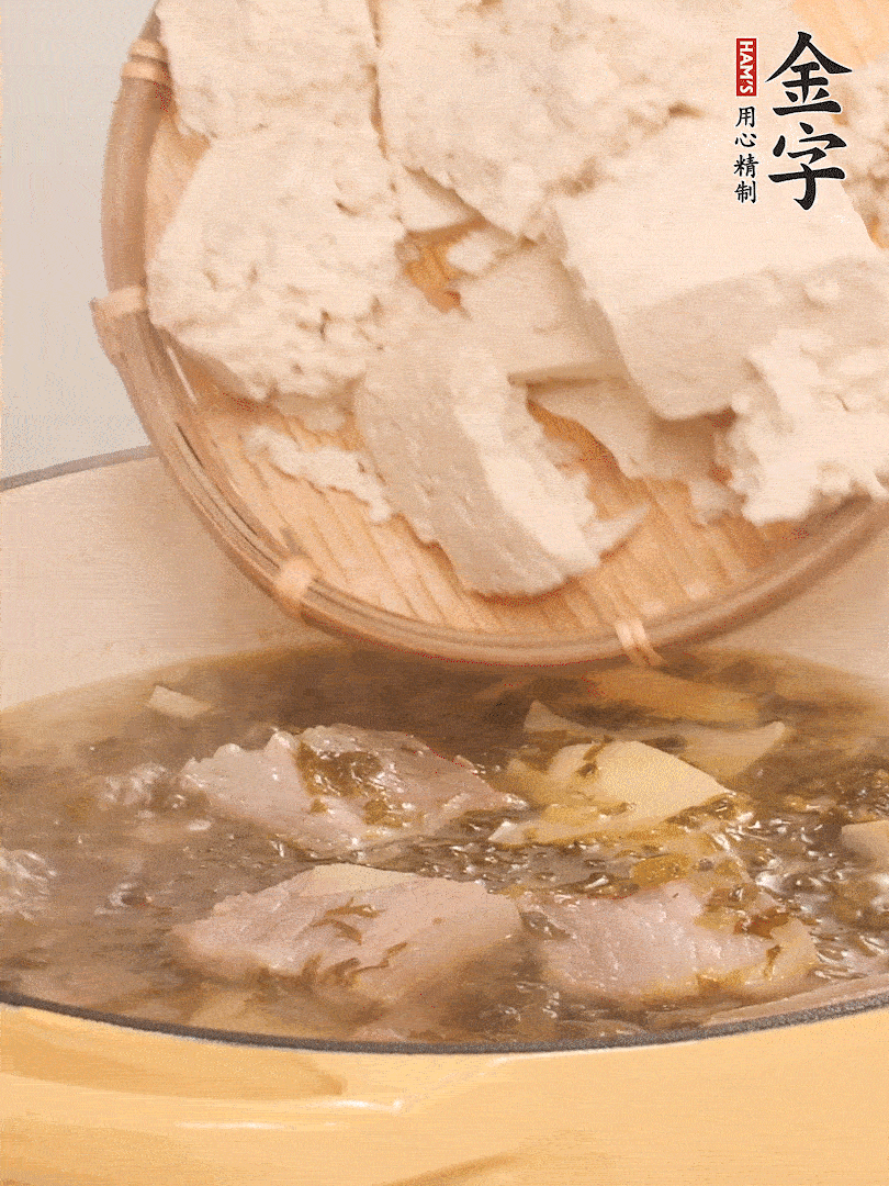 往鍋里加入一倍的水，加豆腐