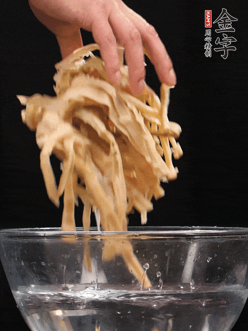 天目山筍干1把，清洗表面鹽分，用手撕成長條