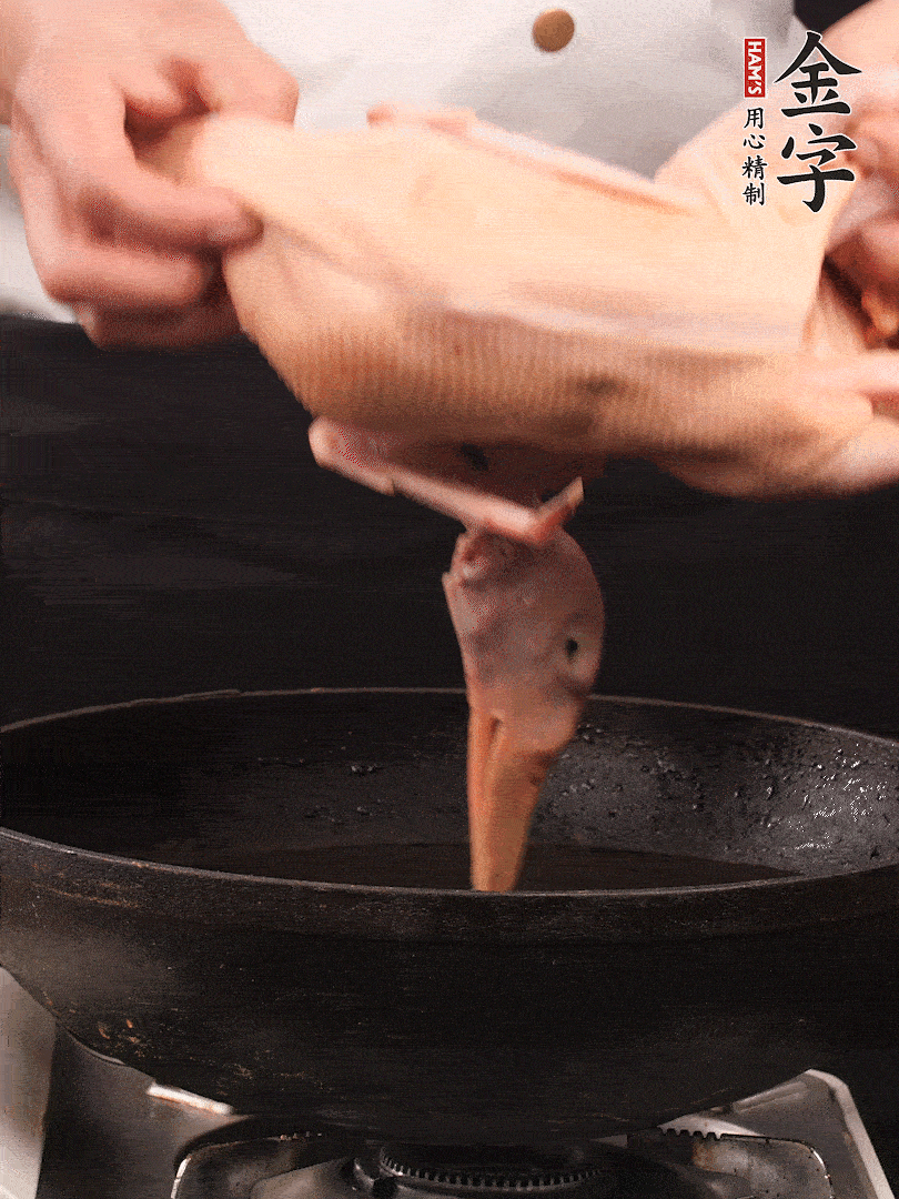 處理干凈的老鴨1只，黃酒小半碗，姜幾片，一起放入冷水，煮沸焯水3分鐘，去除血沫