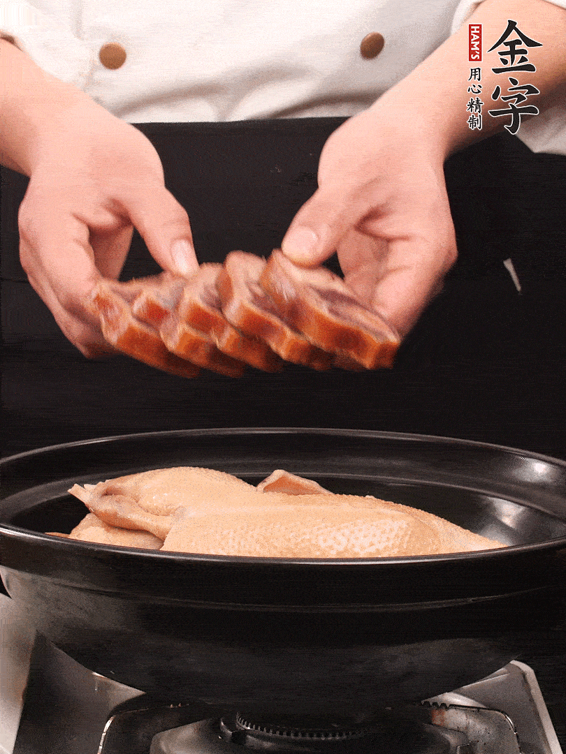 老鴨、金字火腿蹄片、筍干、姜片、蔥結，清水沒過鴨身2cm，加黃酒小半碗