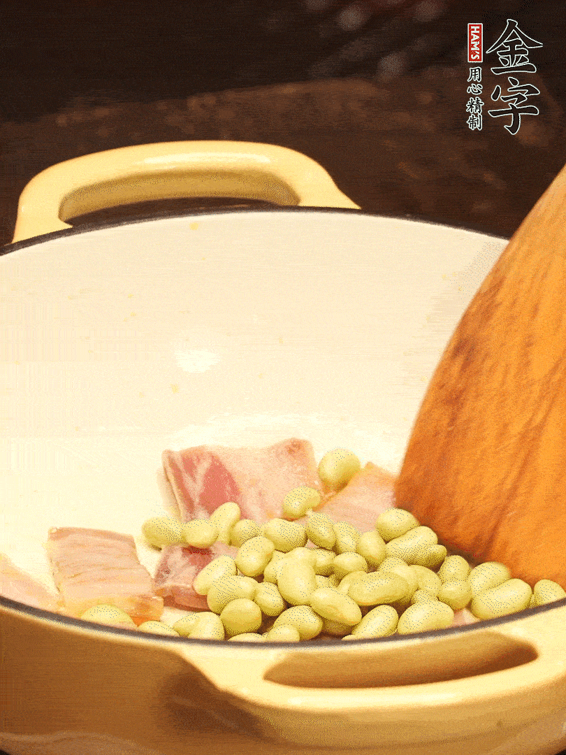 加入青豆、香菇翻炒出香味