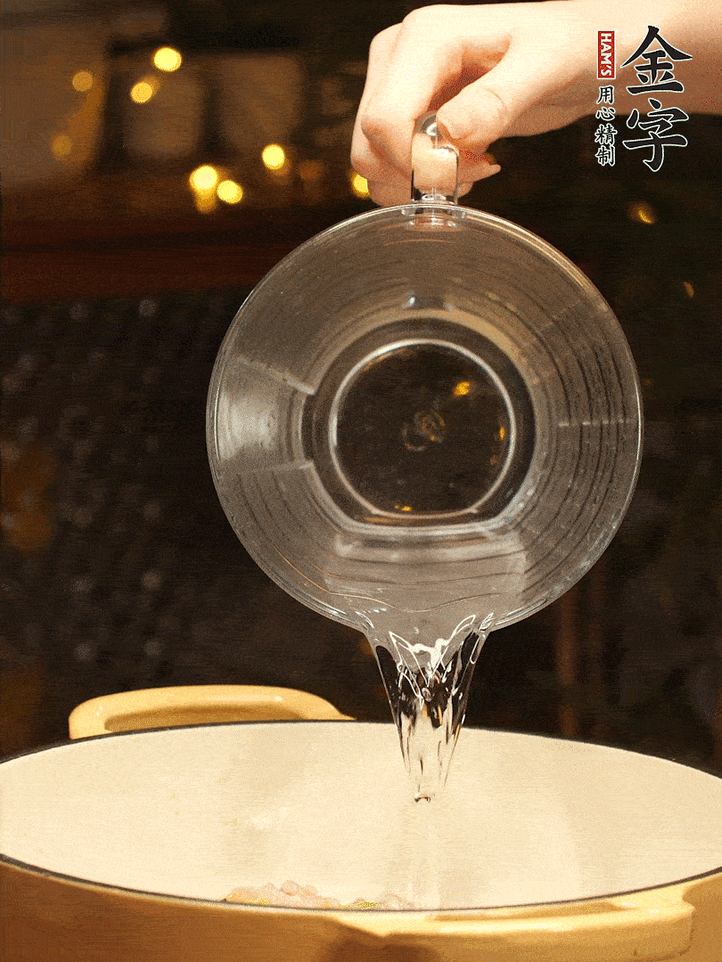 加入120ml水，蓋上蓋子燜幾分鐘撒上蔥花，美美的擺個(gè)盤~