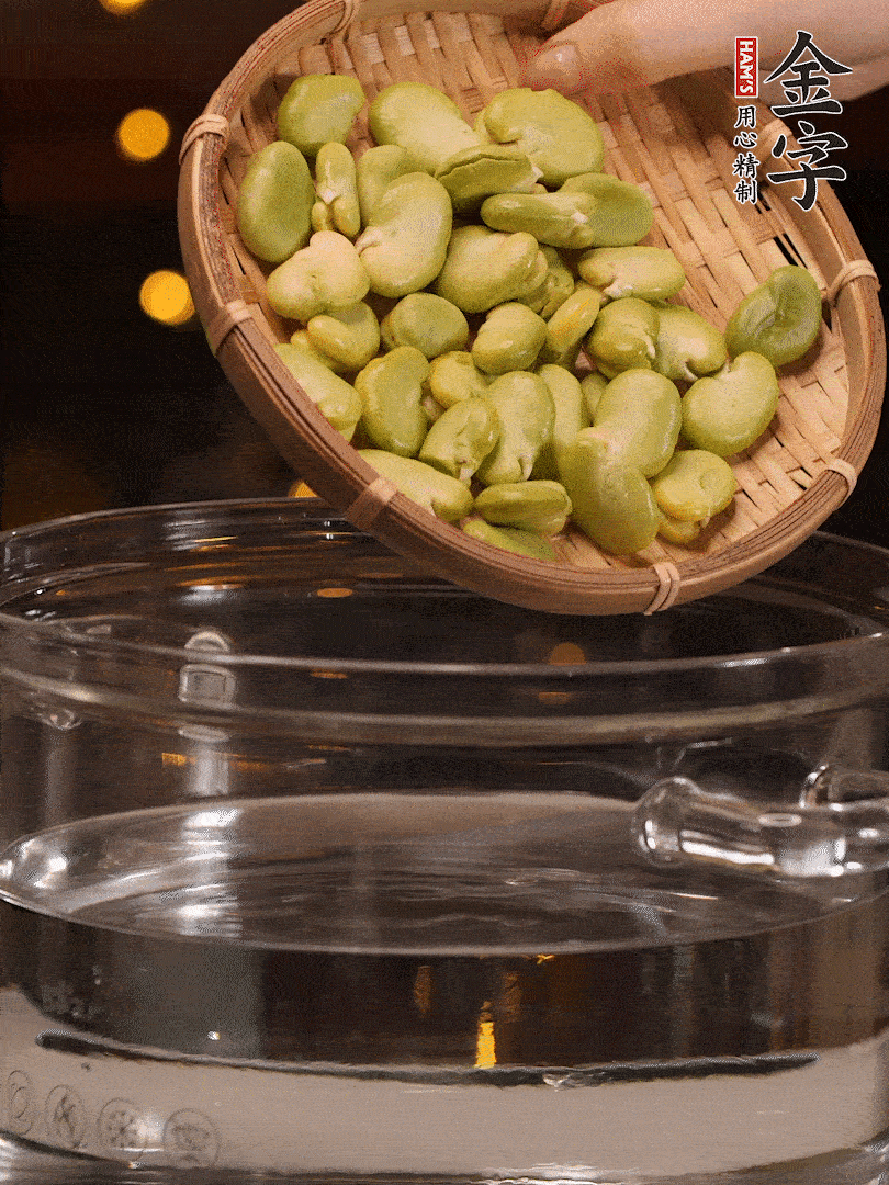 蠶豆剝殼，一起放入鍋中開水焯2分鐘去澀