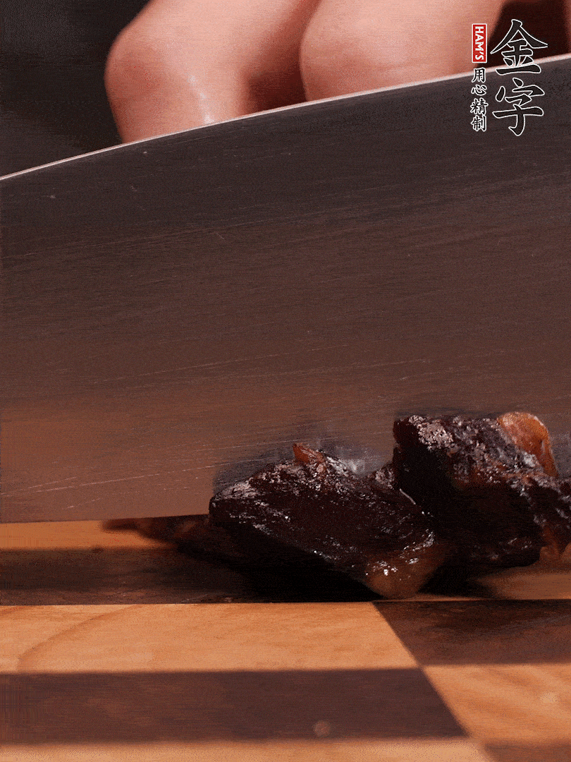 金字醬油肉整塊放入鍋中煮至7成熟，切成小塊