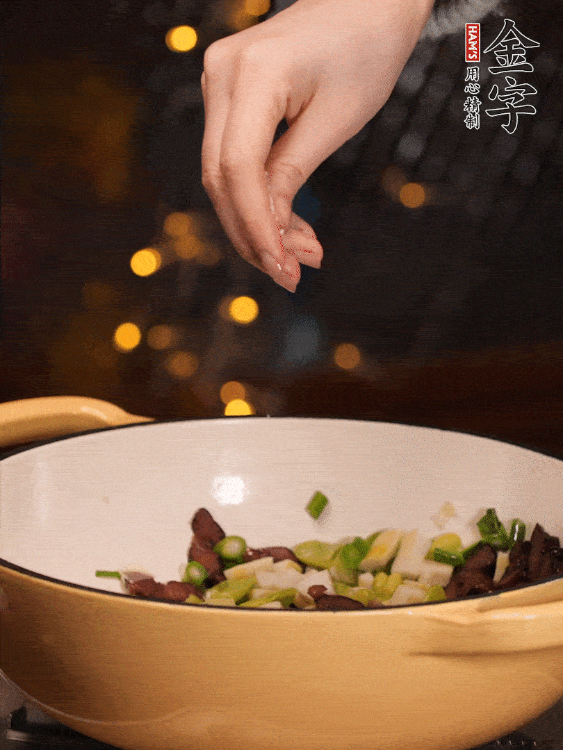 可以加點點水，再加菜苔，加點鹽、味精調(diào)味