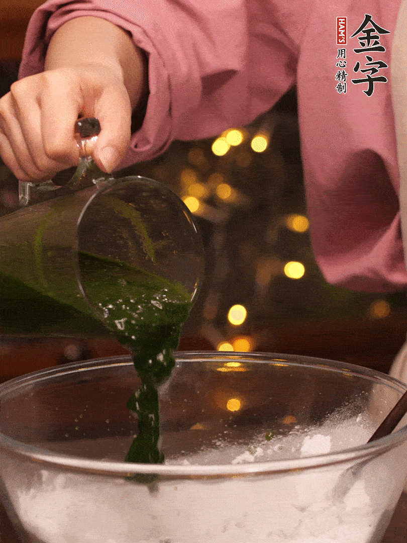 清明粿粉，分次加艾草泥，加點(diǎn)油揉2分鐘