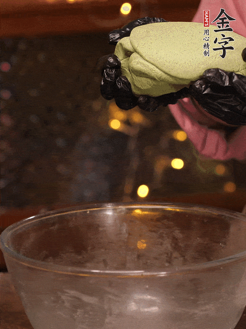 清明粿粉，分次加艾草泥，加點(diǎn)油揉2分鐘，揉到面團(tuán)光滑，醒發(fā)一下