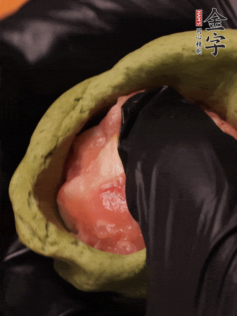 切成小劑子，中間壓個(gè)坑，做成碗狀，虎口慢慢收口