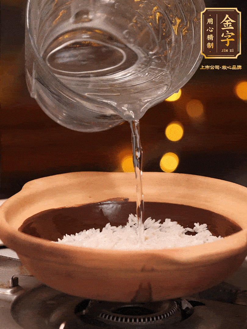 選一個(gè)中意的砂鍋加入1勺花生油并刷勻，倒入泡好的絲苗米、開(kāi)大火煮至沸騰冒大泡后，轉(zhuǎn)中火蓋蓋燜煮5分鐘